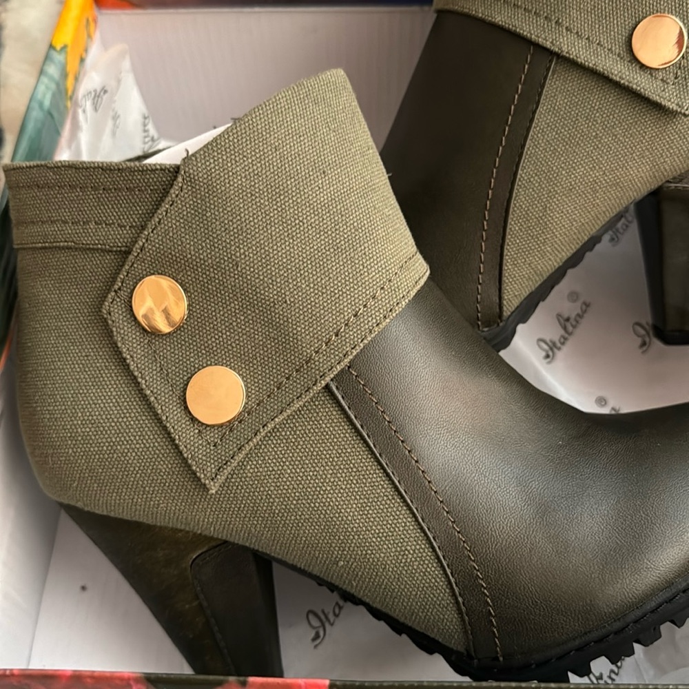 Olive green high heeled ankle boots with snap accent contrast, panel. Size 8.5 - Picture 3 of 7